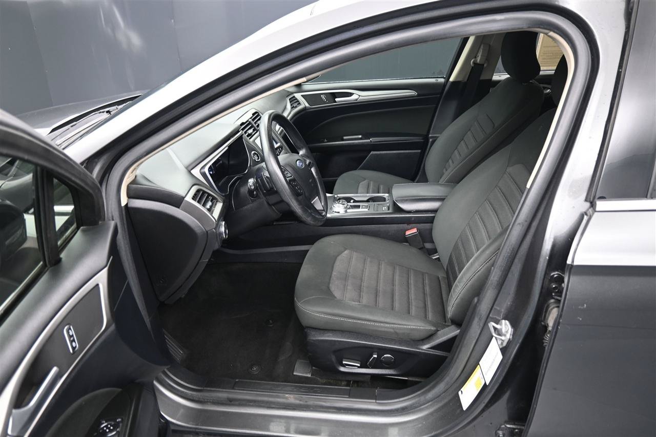 Used 2019 Ford Fusion SE FWD image 11