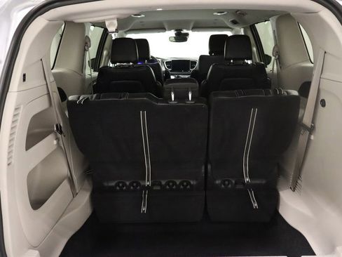 Used 2024 Chrysler Pacifica Touring-L image 18