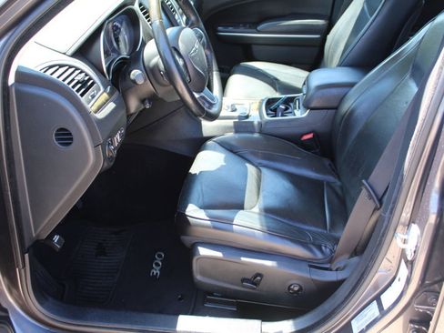 Used 2016 Chrysler 300 C RWD image 10