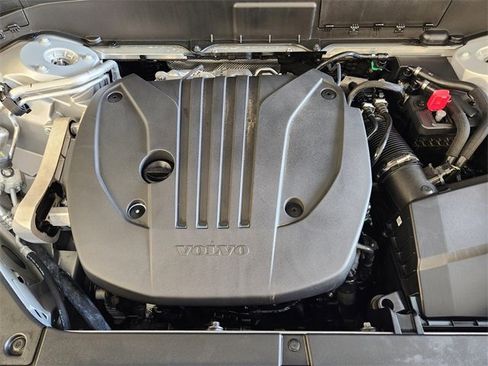 Used 2025 Volvo XC90 B5 Plus image 33