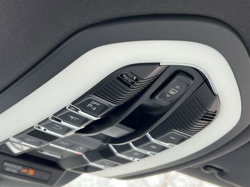 Certified 2025 Porsche Macan image 28