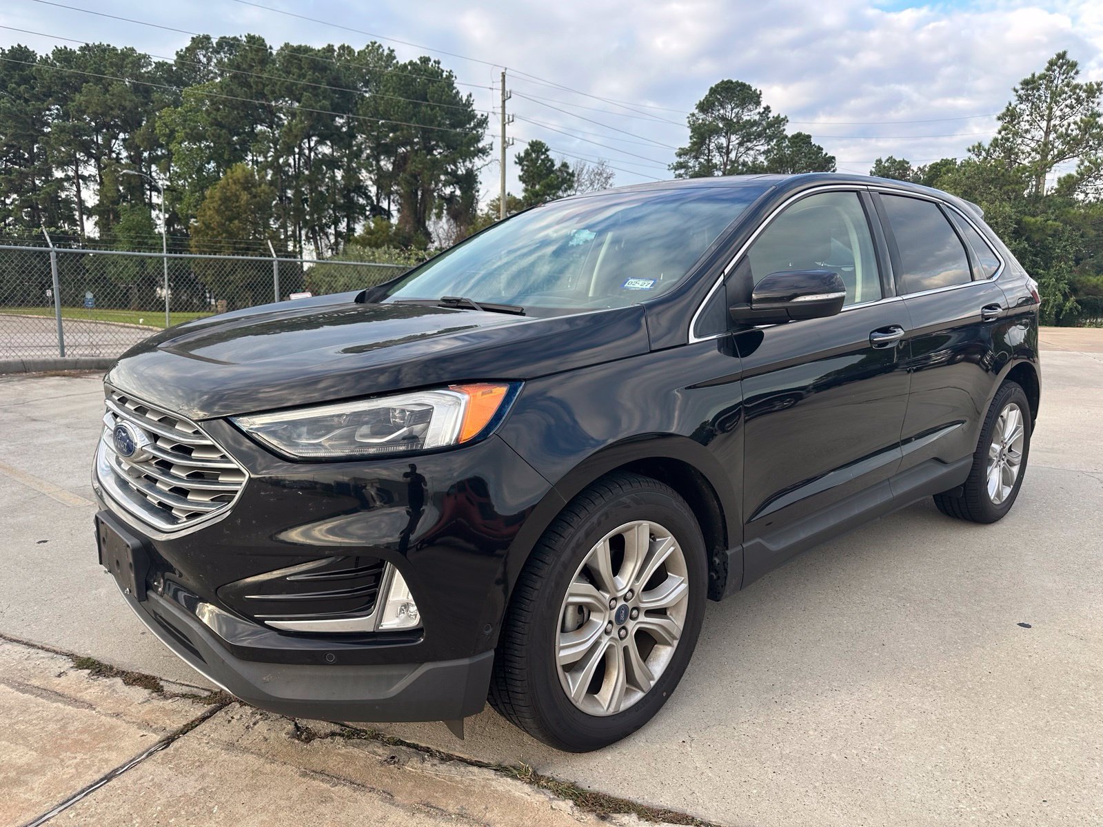 Used 2019 Ford Edge Titanium w/ Equipment Group 301A FWD image 3