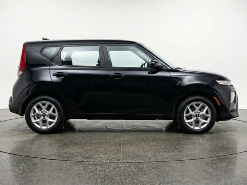 Used 2025 Kia Soul LX w/ LX Technology Package FWD image 11