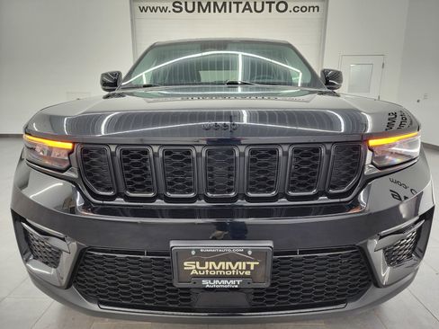 Used 2023 Jeep Grand Cherokee Limited w/ Black Appearance Package image 23