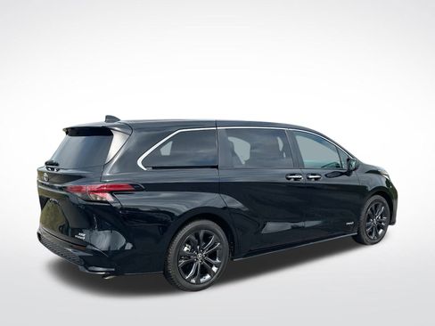 Used 2021 Toyota Sienna XSE image 3