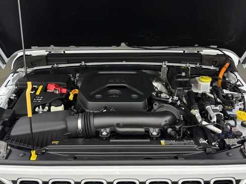 Used 2025 Jeep Wrangler Unlimited Sahara w/ Safety Group image 19