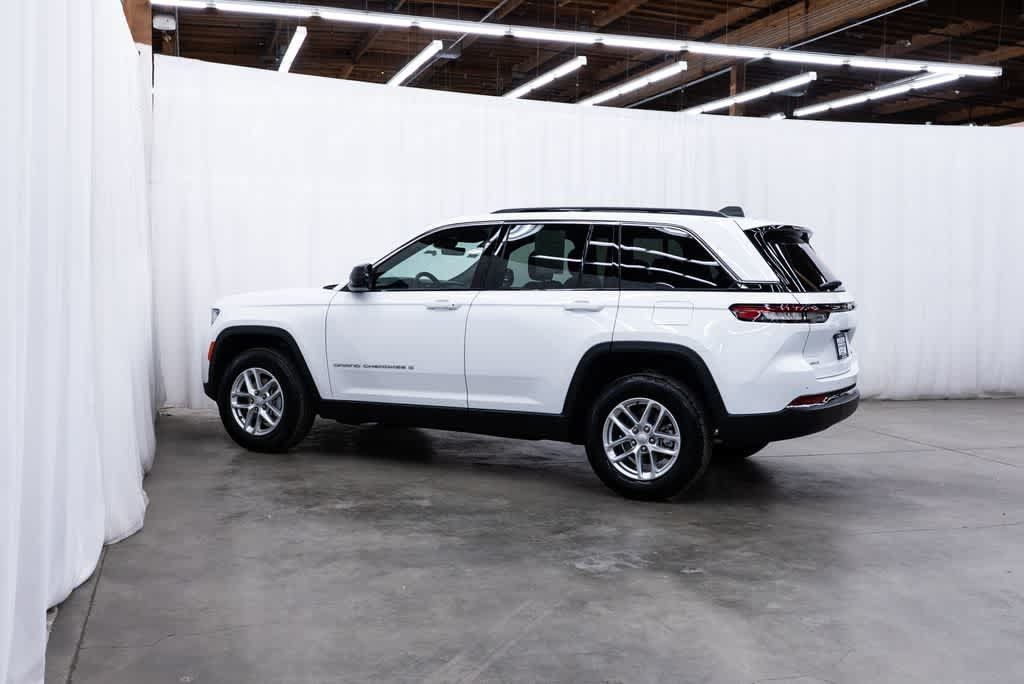 Used 2025 Jeep Grand Cherokee Laredo X AWD/4WD image 4