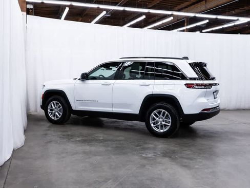 Used 2025 Jeep Grand Cherokee Laredo X AWD/4WD image 4