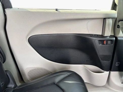 Used 2024 Chrysler Pacifica Touring-L FWD image 24