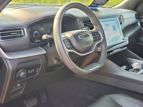 Used 2023 Jeep Wagoneer L Series III w/ Premium Group I AWD/4WD image 8