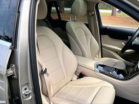 Used 2022 Mercedes-Benz GLC 300 image 9