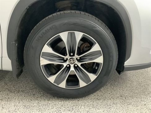 Used 2022 Toyota Highlander XLE image 14