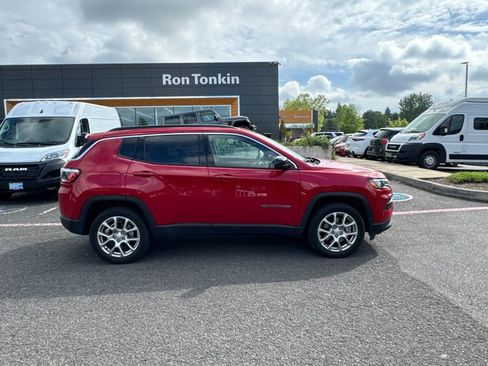 Used 2023 Jeep Compass Latitude w/ Sun and Sound Group AWD/4WD image 9