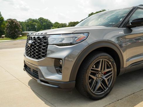 Used 2025 Ford Explorer ST-Line w/ ST-Line Street Pack AWD/4WD image 17