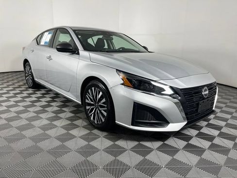 Used 2024 Nissan Altima 2.5 SV FWD image 3