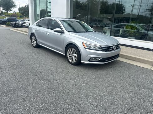 Used 2018 Volkswagen Passat 2.0T SE w/ SE Lighting Package FWD image 2