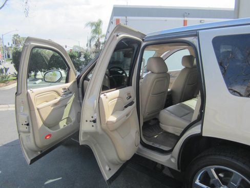 Used 2012 Cadillac Escalade Luxury image 25