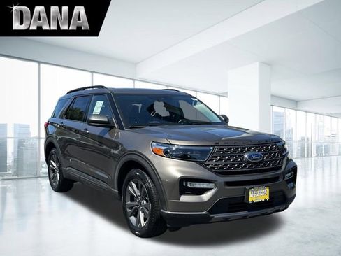 Certified 2021 Ford Explorer XLT w/ Equipment Group 202A AWD/4WD image 1