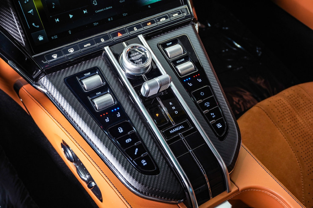 Used 2025 Aston Martin V8 Vantage Coupe RWD image 29
