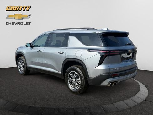 Used 2025 Chevrolet Traverse LT image 3