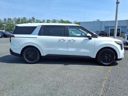 New 2026 Kia Carnival FWD image 3