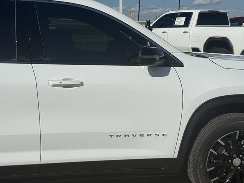 New 2026 Chevrolet Traverse LT image 8