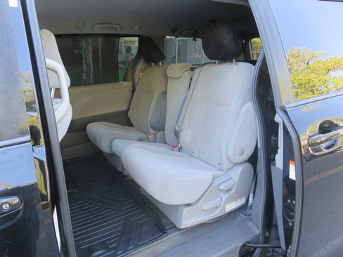 Used 2018 Toyota Sienna LE FWD image 25