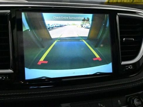 Used 2023 Chrysler Pacifica Limited FWD image 33