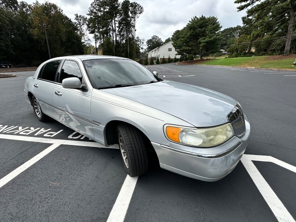 Used 2002 Lincoln Town Car Signature RWD image 8