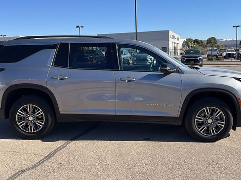 Used 2025 Chevrolet Traverse LT image 9