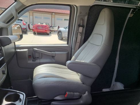 Used 2018 Chevrolet Express 2500 Extended image 53