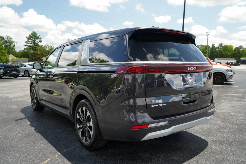 Used 2024 Kia Carnival EX FWD image 3