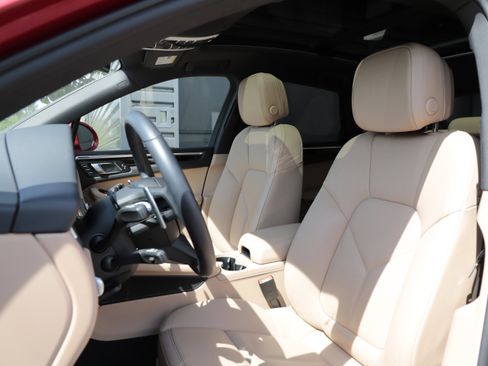 Used 2025 Porsche Macan AWD/4WD image 16