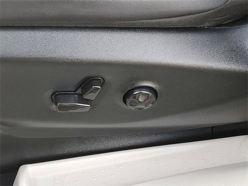 Used 2024 Chrysler Pacifica Select image 26