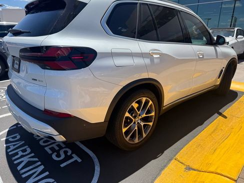 Used 2024 BMW X5 xDrive40i w/ Premium Package AWD/4WD image 3
