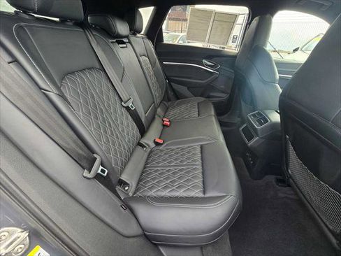 Used 2024 Audi SQ8 e-tron Premium Plus AWD/4WD image 12