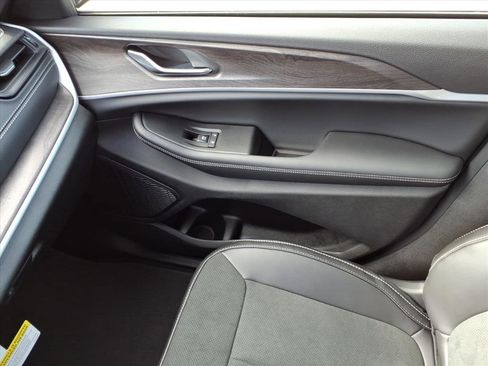 New 2026 Jeep Grand Cherokee Altitude image 33