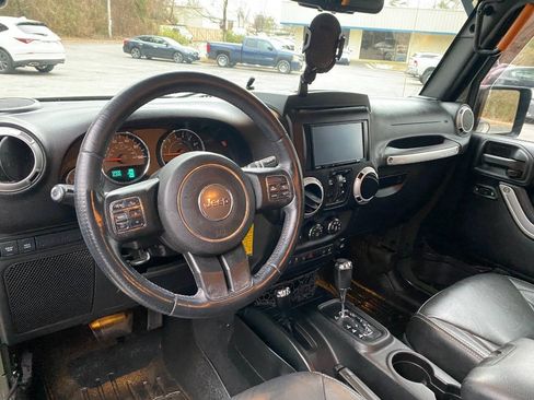 Used 2015 Jeep Wrangler Unlimited Rubicon w/ Connectivity Group AWD/4WD image 15