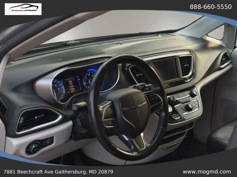 Used 2017 Chrysler Pacifica Touring-L FWD image 15