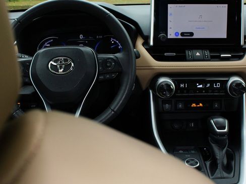 Used 2023 Toyota RAV4 XLE Premium image 21