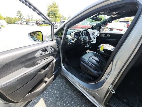 Used 2020 Chrysler Pacifica Touring-L w/ S Appearance Package FWD image 22