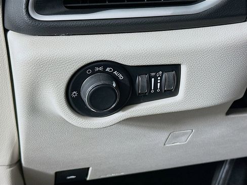 Used 2023 Chrysler Voyager LX image 11