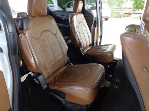 Used 2017 Chrysler Pacifica Limited w/ UConnect Theater Package FWD image 20
