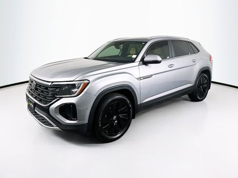 Used 2025 Volkswagen Atlas Cross Sport SE FWD image 3