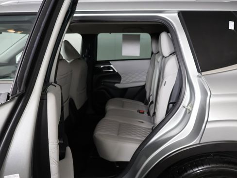 Used 2023 Mitsubishi Outlander SEL image 36