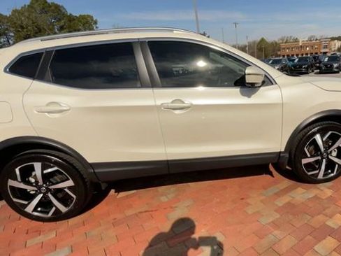 Used 2022 Nissan Rogue Sport SL image 2