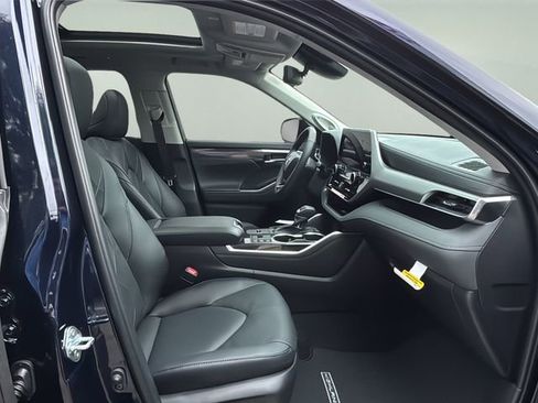New 2026 Toyota Highlander Platinum AWD/4WD image 11