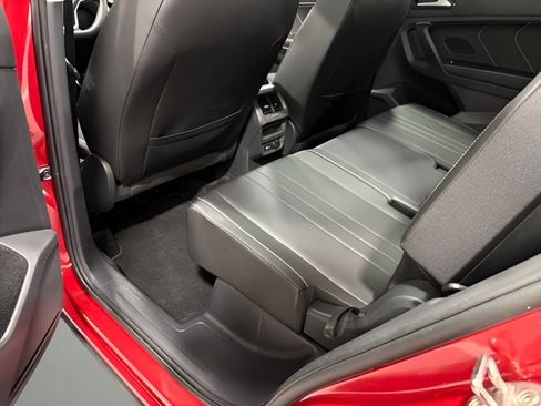 Used 2023 Volkswagen Tiguan SE w/ Panoramic Sunroof Package FWD image 30