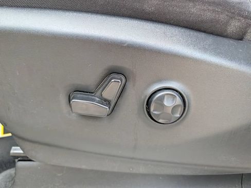 Used 2023 Chrysler Pacifica Limited FWD image 14