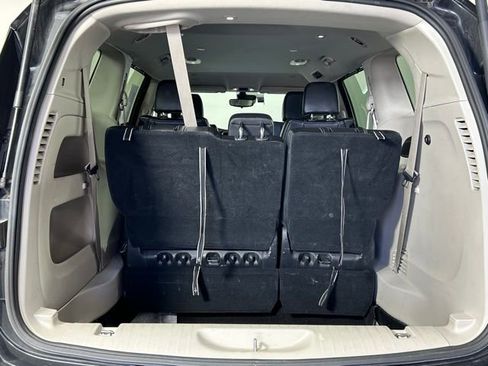 Used 2023 Chrysler Pacifica Touring-L image 11